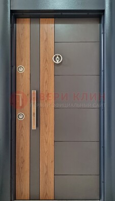 Коричневая входная дверь c МДФ панелью ЧД-01 в частный дом в Калуге