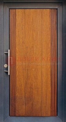 Коричневая входная дверь c МДФ панелью ЧД-03 в частный дом в Калуге