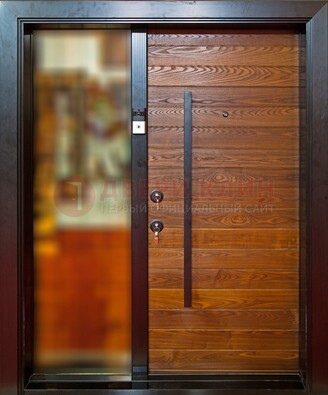 Коричневая входная дверь c МДФ панелью и стеклом ЧД-38 в частный дом в Калуге