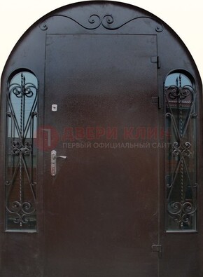 Арочная дверь со стеклом и ковкой ДА-16 под старину в Калуге