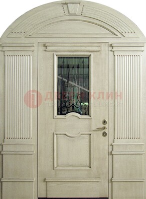 Белая входная дверь массив со стеклом и ковкой ДА-49 в Калуге