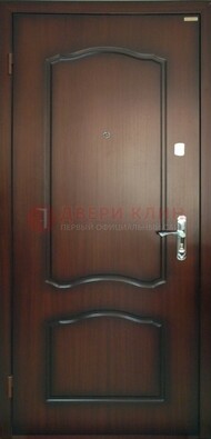 Коричневая стальная дверь с МДФ ДМ-138 для квартиры в Калуге