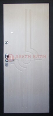 Белая металлическая дверь с МДФ ДМ-172 в квартиру в Калуге