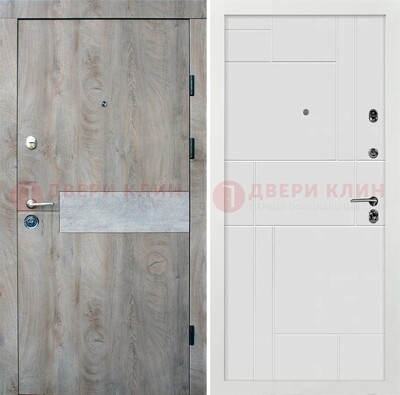 Темная металлическая дверь с белой МДФ с молдингами ДМ-297 в Калуге