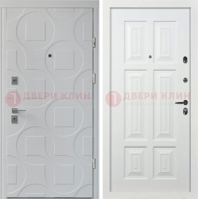 Белая стальная дверь в квартиру с панелями МДФ ДМ-494 в Калуге