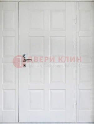 Белая входная дверь для коттеджа с МДФ ДМ-536 в Калуге