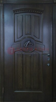 Темная металлическая дверь с массивом дуба с рисунком ДМД-25 в Калуге