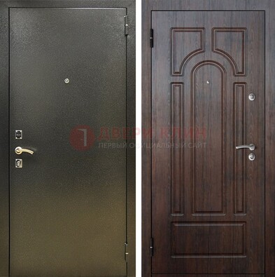 Железная темно-серая дверь с порошковым напылением и МДФ Тисненый орех ДП-275 в Калуге