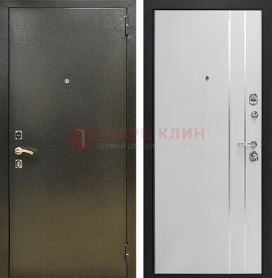 Железная темная дверь с порошковым покрытием и белая МДФ с молдингами  ДП-296 в Калуге