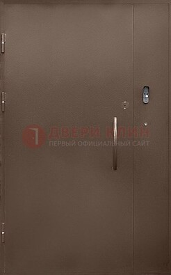 Коричневая металлическая подъездная дверь ДПД-2 в Калуге