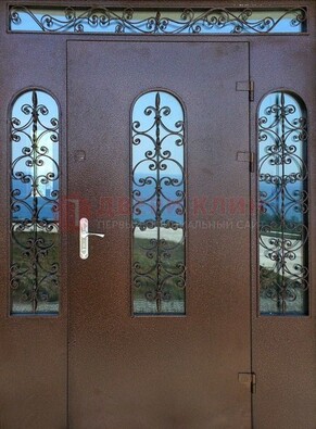 Железная парадная дверь со стеклом и ковкой ДПР-16 для общественных зданий в Калуге