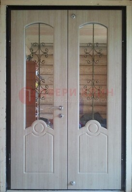 Парадная дверь со стеклянными вставками и ковкой ДПР-23 в деревянный дом в Калуге