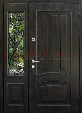 Парадная дверь со стеклянными вставками и ковкой ДПР-31 в кирпичный дом в Калуге