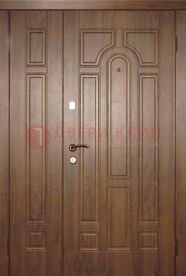 Двухстворчатая коричневая парадная дверь ДПР-48 в Калуге