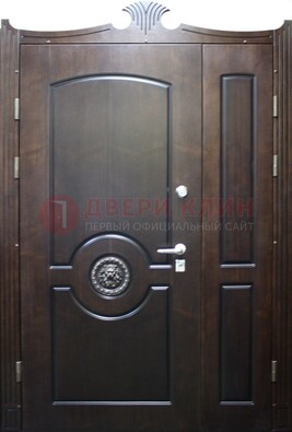 Коричневая парадная дверь с украшением ДПР-52 с утеплением в Калуге