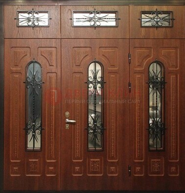 Парадная дверь с металлическими вставками и ковкой ДПР-72 в дом в Калуге