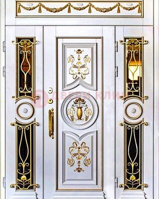 Белая стальная парадная дверь с золотыми элементами ДПР-80 в Калуге