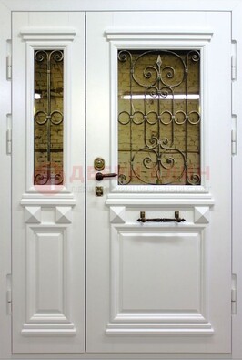 Белая парадная металлическая дверь со стеклом и ковкой ДПР-83 в Калуге