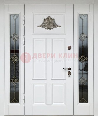 Белая входная парадная дверь со стеклом и ковкой ДПР-92 в Калуге