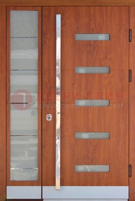 Коричневая металлическая дверь со стеклом ДС-72 в Калуге