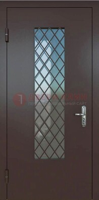 Темная металлическая дверь с решеткой и стеклом ДС-7 в Калуге
