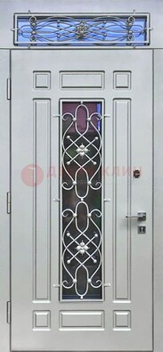 Белая железная дверь со стеклом и ковкой с верхней фрамугой ДСК-112 в Калуге