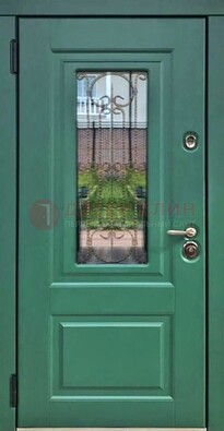 Зеленая металлическая дверь со стеклом и ковкой ДСК-113 в Калуге