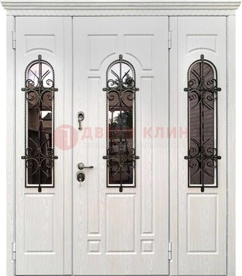 Белая распашная стальная дверь со стеклом и ковкой ДСК-125 в Калуге