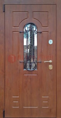 Темная железная дверь со стеклом и ковкой в коричневом цвете ДСК-154 в Калуге