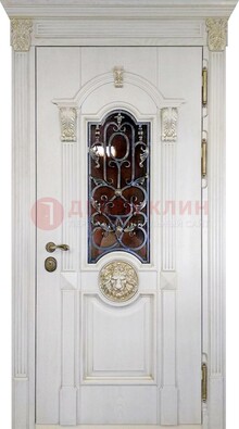 Белая железная дверь со стеклом и ковкой для кирпичного дома ДСК-155 в Калуге