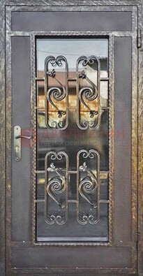 Коричневая наружная дверь порошок со стеклом и ковкой ДСК-160 в Калуге