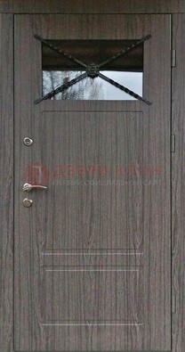 Уличная дверь со стеклом и ковкой вверху ДСК-190 в Чебоксарах