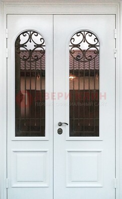 Белая стальная дверь стекло с ковкой и филенкой ДСК-201 в Калуге
