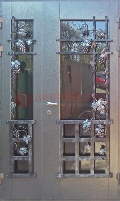 Распашная уличная дверь Порошок со стеклом и ковкой ДСК-221 в Калуге