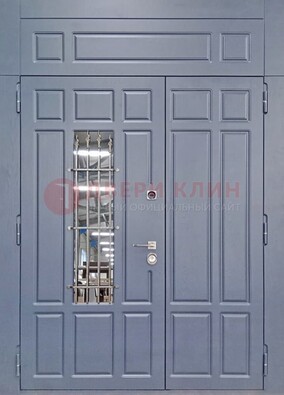 Серая двухстворчатая дверь Винорит со стеклом и ковкой ДСК-234 RAL 7024 в Калуге