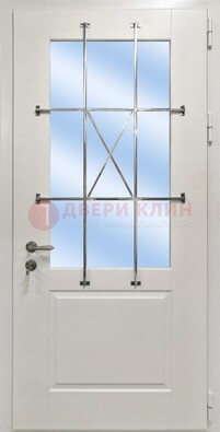 Белая простая железная дверь Винорит со стеклом и ковкой ДСК-257 в Калуге