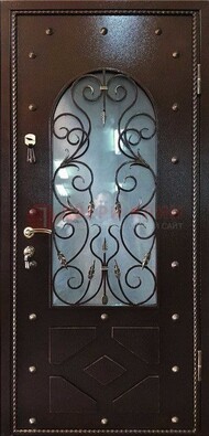Влагостойкая дверь со стеклом и ковкой с декором ДСК-37 в Калуге