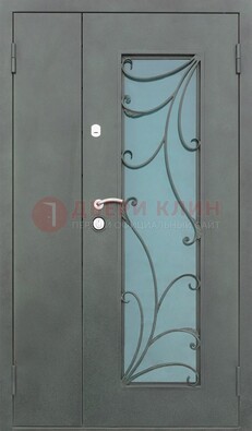 Двухстворчатая железная дверь со стеклом и ковкой ДСК-40 в Брянске