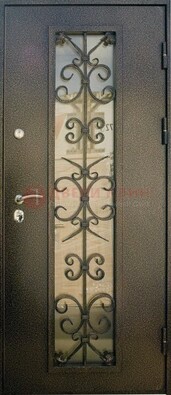Входная дверь Дверь со стеклом и ковкой черного цвета ДСК-76 для веранды в Калуге