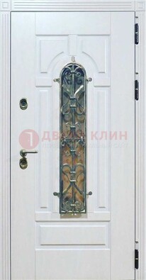 Белая остекленная металлическая дверь с ковкой ДСК-98 в Калуге