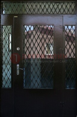 Коричневая тамбурная дверь со стеклянными вставками и ковкой ДТМ-32 в Калуге