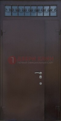 Коричневая тамбурная дверь со стеклянными вставками и ковкой ДТМ-39 в Калуге