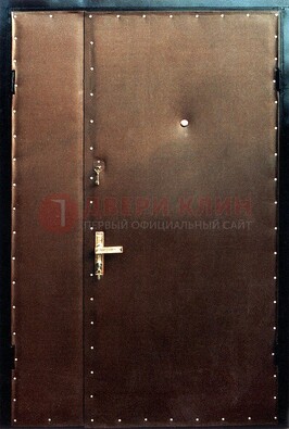 Коричневая тамбурная дверь с оформлением ДТМ-40 в Калуге