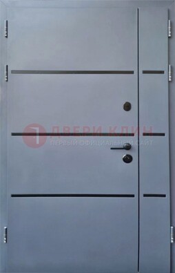 Серая металлическая тамбурная дверь с молдингами ДТМ-42 в Калуге