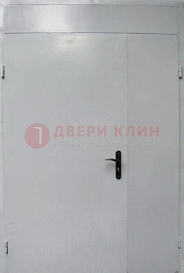 Белая металлическая тамбурная дверь ДТМ-5 в Калуге