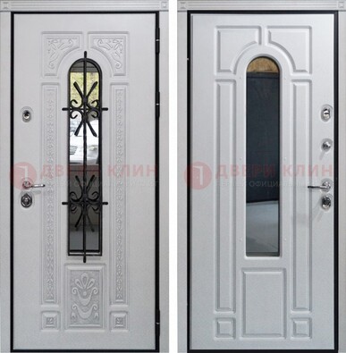 Белая стальная дверь с виноритом и ковкой снаружи ДВТ-197 в Калуге