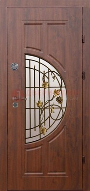 Стальная коричневая дверь с виноритом и ковкой ДВТ-82 в Калуге