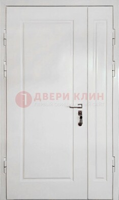 Полуторная металлическая дверь с МДФ в белом цвете ПЛ-24 в Калуге
