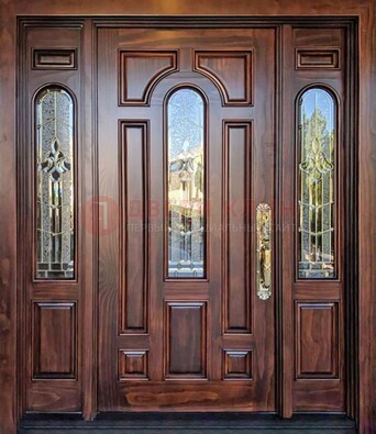Железная классическая дверь с массивом дуба и витражом ВЖ-18 в Калуге