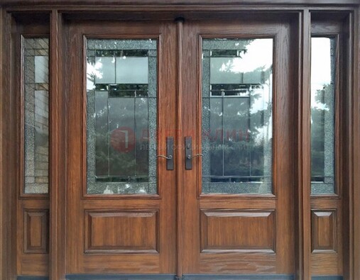 Распашная стальная дверь с массивом с витражом и фрамугами ВЖ-21 в Калуге